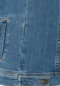 Leren spijkerjasje in lichtblauw met een gladde textuur. Kenmerken zijn onder andere een metalen knopen sluiting en zijzakken met contrasterende stiksels.