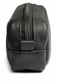 Svart läderväska med en texturerad yta och en framträdande metalldragkedja längs toppen. Fyrkantig form med rundade kanter och en platt botten.