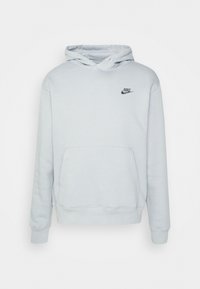 Světle šedá mikina s klokankou, kapucí na šňůrku a černým logem Nike na hrudi. Vyrobena z měkké tkaniny s žebrovanými manžetami.
