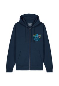 Felpa con zip color navy, dotata di tasca a marsupio, con una grafica colorata di squalo e un design solare sul lato sinistro del petto. Materiale in cotone morbido.
