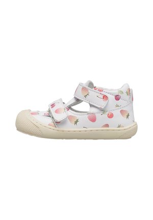 Sandalo bianco per bambino con stampe rosa di fragole e ciliegie, due cinturini regolabili e suola e puntale rinforzati in gomma beige.