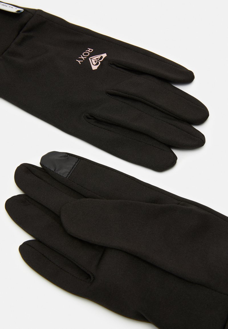 Guantes negros de tela elástica con un logo en el puño y una punta texturizada para compatibilidad con pantallas táctiles.