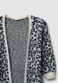 Cardigan à imprimé léopard avec une texture douce et moelleuse. Les couleurs principales comprennent le gris, la crème et le noir. Design à l'avant ouvert, manches mi-longues.