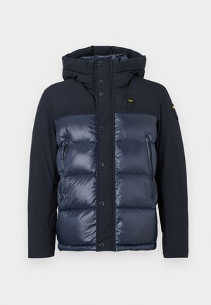 Jachetă puffer bleumarin cu glugă. Are un finisaj matlasat, închidere cu nasturi și un buzunar lateral cu fermoar. Fabricată dintr-un material lucios și mat.