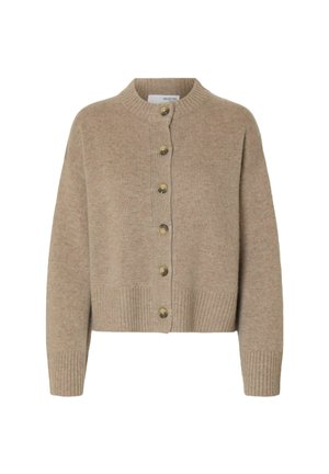 Cardigan en mélange de laine beige avec des poignets et un ourlet côtelés, présentant un col rond et six grands boutons ronds marron sur le devant.