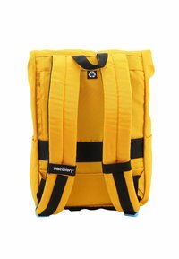 Mochila amarilla con acentos negros, correas acolchadas y un logo de reciclaje. Presenta un diseño rectangular sencillo y un asa en la parte superior.