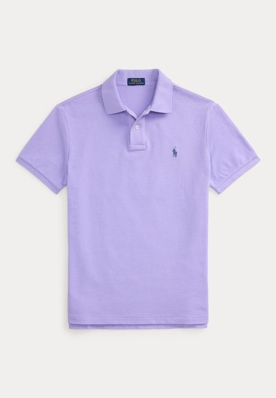 Polo de manga corta color púrpura claro con cuello, tapeta de dos botones y pequeño logo bordado en el pecho izquierdo.