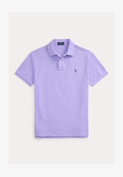 Polo de manga corta color púrpura claro con cuello, tapeta de dos botones y pequeño logo bordado en el pecho izquierdo.