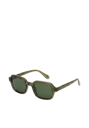 Occhiali da sole rettangolari con montatura traslucida verde oliva, lenti verde scuro e ponte a foro chiave.