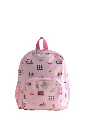 Rosa Kinder-Rucksack mit London-Motiven, darunter rote Doppeldeckerbusse, Wachen, Kronen und Hunde, mit vorne einem Reißverschlussfach und Netzseitentaschen.