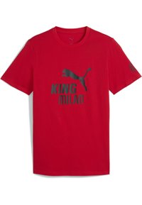 Rød bomulds T-shirt med et gråt grafik af en springende pumahare og teksten "KING MILAN". Korte ærmer og klassisk rund hals-design.
