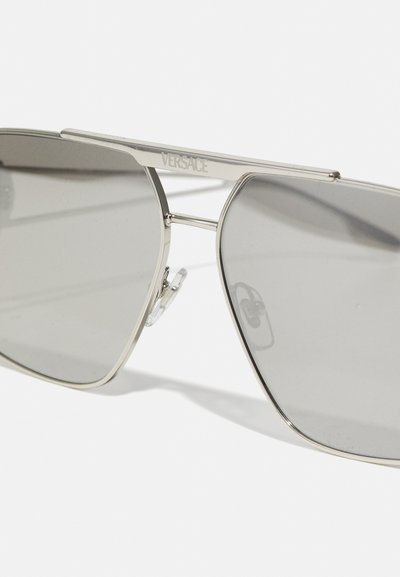 Ochelari de soare din metal argintiu cu lentile gri, având un design cu pod dublu și pernuțe pentru nas ajustabile. Logo-ul Versace pe toc.