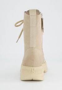 Beige Leder-Ankle-Boots mit hoch geschnittenem Design, strukturierten Oberflächen, gepolstertem Kragen und einer gepolsterten Sohle; mit Schnürung und Reißverschluss.
