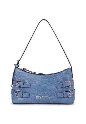 Malá modrá kožená taška z denimu s čiernym popruhom, štyrmi striebornými prackami na prednej strane a logom "Karl Lagerfeld Jeans" v striebornom písmene.