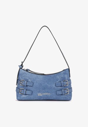 Malá modrá kožená taška z denimu s čiernym popruhom, štyrmi striebornými prackami na prednej strane a logom "Karl Lagerfeld Jeans" v striebornom písmene.