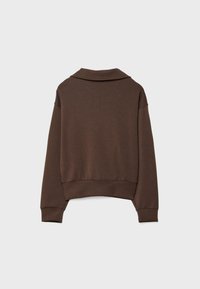 Pull marron à manches longues avec col large, poignets et ceinture côtelés, vu de dos sur un fond clair uni.