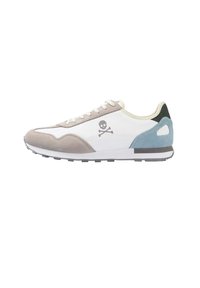 Sneakers mit einem weißen Obermaterial aus Stoff, grauem Wildleder am Zehenbereich, blauen und schwarzen Akzenten, einem Totenkopf-Logo an der Seite und einer strukturierten Gummisohle.