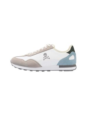 Sneakers mit einem weißen Obermaterial aus Stoff, grauem Wildleder am Zehenbereich, blauen und schwarzen Akzenten, einem Totenkopf-Logo an der Seite und einer strukturierten Gummisohle.