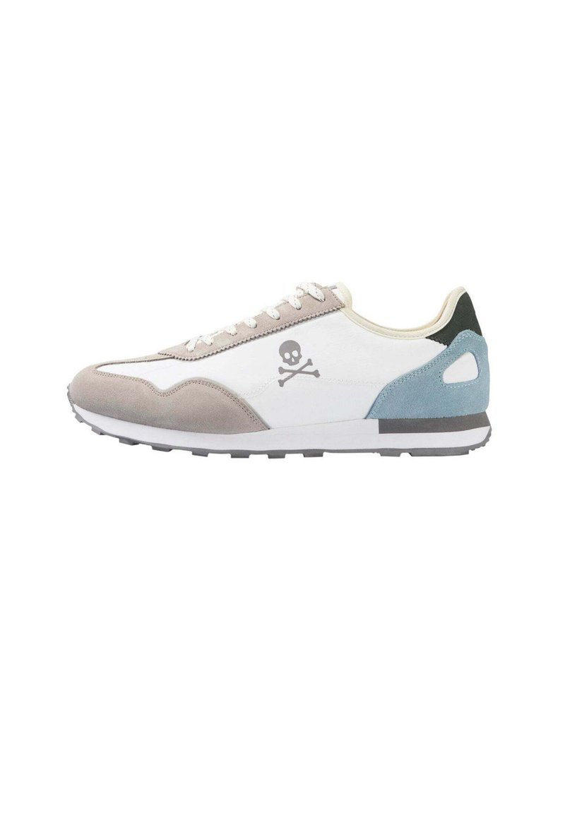 Sneakers mit einem weißen Obermaterial aus Stoff, grauem Wildleder am Zehenbereich, blauen und schwarzen Akzenten, einem Totenkopf-Logo an der Seite und einer strukturierten Gummisohle.