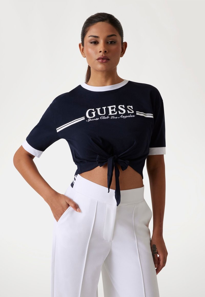 Guess KNOTEN VORNE LOGO - Trükipildiga T-särk - dunkelblau