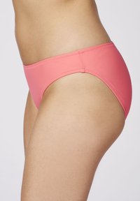 Rosa Bikini-Brief mit glatter Textur, mittlerer Hüfthöhe und sauberen Nähten, entworfen für Komfort und eine optimierte Passform.