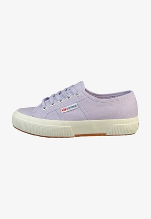 Sneaker in tela viola chiaro con suola in gomma bianca, punta rotonda e occhielli metallici. Pagina del logo del marchio visibile di lato.