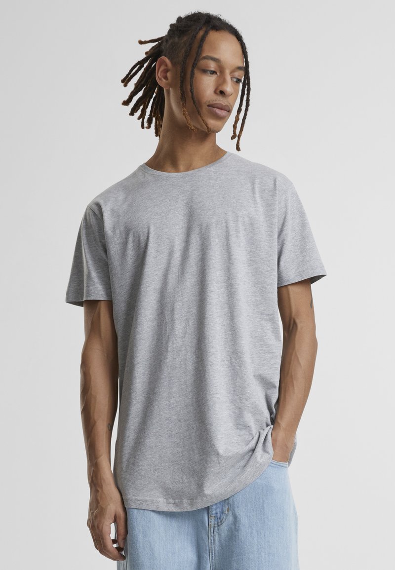 Tricou gri cu mânecă scurtă, fabricat din bumbac. Design cu guler rotund și croi lejer. Stil minimalist, cu o textură moale și fără modele vizibile.
