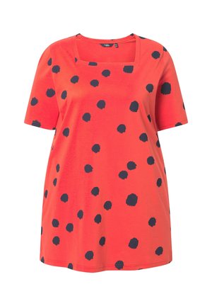 Rotes T-Shirt mit kurzen Ärmeln, schwarzen unregelmäßigen Polka-Dots und quadratischem Ausschnitt.