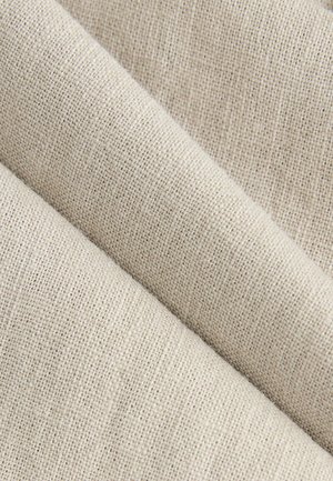 Tessuto di lino naturale in un beige chiaro, caratterizzato da una trama fine e strettamente tessuta con sottili variazioni di colore e motivo.