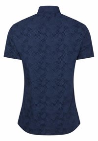 Tmavě modrá košile s krátkým rukávem a strukturovaným geometrickým vzorem. Má límeček a hladkou tkaninu s přiléhavým střihem.