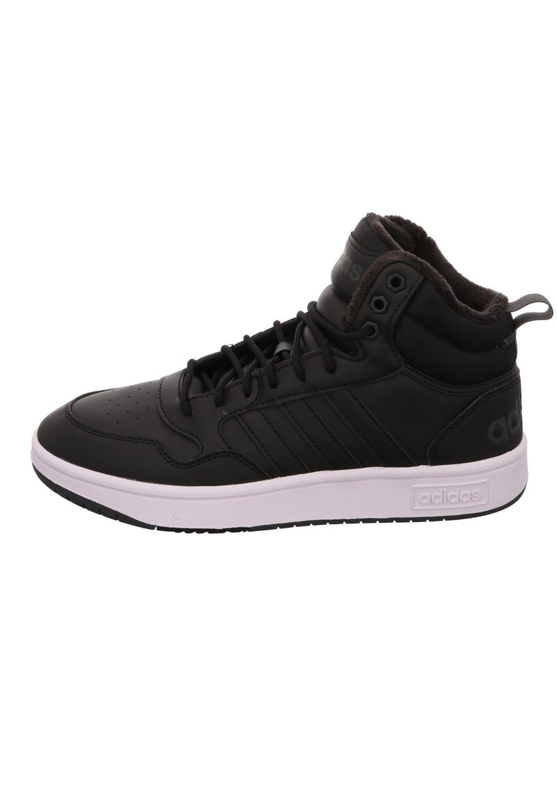Sneaker alta nera con tomaia in pelle, accenti testurizzati, punta forata, colletto imbottito e suola in gomma bianca.