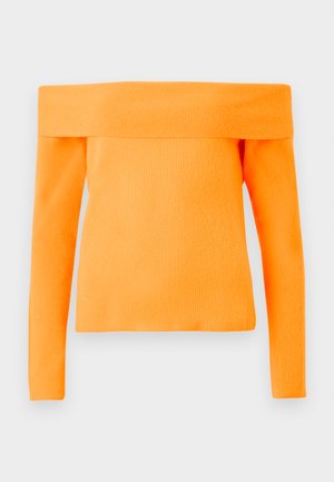 Narančasta pulover s dugim rukavima i širokim preklopnim izrezom bez naramenica, izrađen od rebrastog pletenog materijala.
