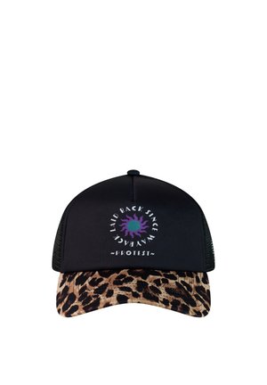 Zwarte truckerpet met een rand in luipaardprint, paars zonnetje als grafisch element en de tekst "Laid back since way back ~Protest~" op het voorpaneel.