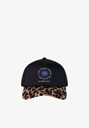 Zwarte truckerpet met een rand in luipaardprint, paars zonnetje als grafisch element en de tekst "Laid back since way back ~Protest~" op het voorpaneel.