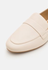 MICHAEL Michael Kors REGAN FLEX LOAFER - Chaussons - light cream
