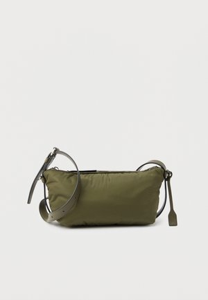 Borsa a tracolla rettangolare verde oliva con tracolla regolabile, chiusura con cerniera e linguetta in pelle su uno sfondo semplice.
