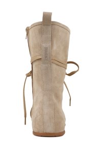 Stivali alti in suede beige, con punta arrotondata, cerniera posteriore e lacci decorativi sui lati. Logo impresso sul retro.