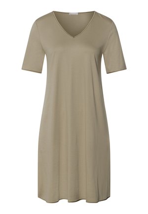 Lyhythihainen, V-päänteellinen mekko vaaleassa taupe-värissä. Pehmeä, hulmuava kangas rentoa istuvuutta varten, jossa on kaareva helma alaosassa.