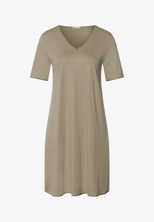 Korte mouwen, V-hals jurk in een lichte taupe kleur. Zachte, vloeiende stof met een relaxte pasvorm, voorzien van een gebogen zoom aan de onderkant.