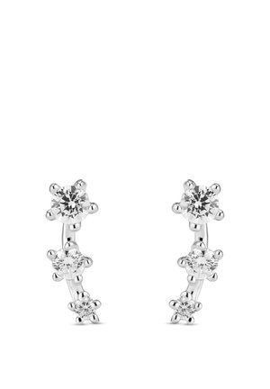 Sølvøreringe med tre klynger af runde, klare sten i et buet design, der fremhæver en poleret finish og et blomstermotiv.