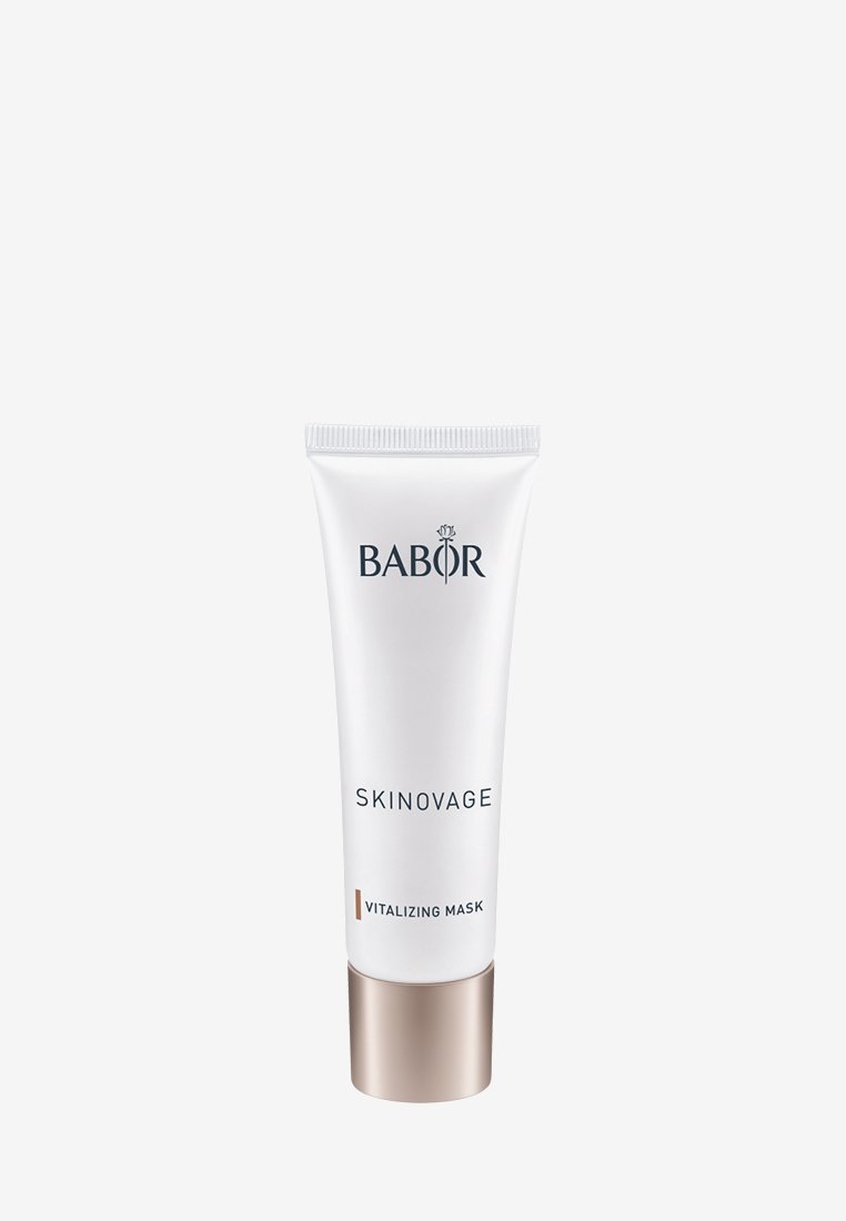 Vit tube med en metallisk guldbas, märkt "BABOR SKINOVAGE VITALIZING MASK." Har en slät textur och minimalistisk design.
