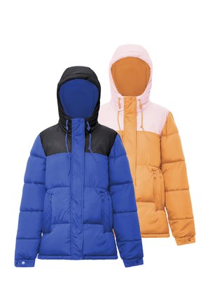 Deux doudounes à capuche, une bleue avec un empiècement noir et une orange avec un empiècement rose, toutes deux avec fermeture éclair devant et poches latérales zippées.