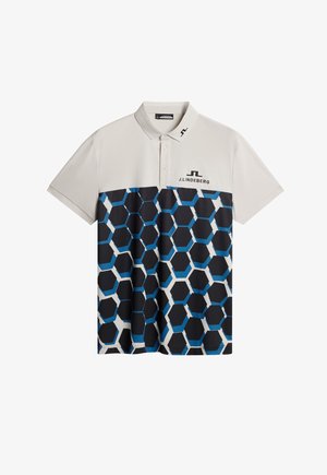 Paita polo dengan kerah dan bagian atas abu-abu muda, menampilkan pola heksagonal berwarna hitam dan biru di bagian bawah. Logo merek di dada.