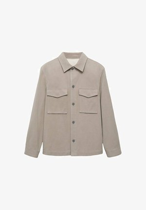 Beżowa kurtka zapinana na guziki z kołnierzem, dwoma kieszeniami na piersi, długimi rękawami i kontrastującymi guzikami. Materiał wydaje się gładki i wytrzymały.