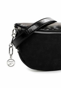 Borsa a tracolla in finta pelle nera con finitura lucida, forma arrotondata, hardware argentato e un charm removibile con il logo "SF".