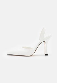 Bílá lakovaná slingback lodička s špičatou špičkou, elegantním designem, vysokým jehlovým podpatkem a malým černým akcentem na základně podpatku.