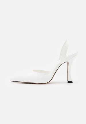 Pompe slingback en cuir verni blanc avec un bout pointu, un design épuré, un haut talon aiguille, et un petit accent noir à la base du talon.