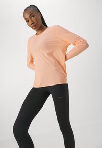 HOKA AIROLITE RUN LONG SLEEVE - Pikkade varrukatega topp - papaya