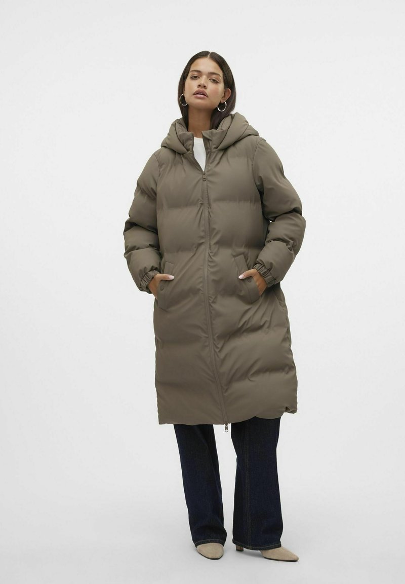 Manteau long et dodu de couleur vert olive avec capuche, doté d'une fermeture à glissière à l'avant, de poignets élastiques et de deux poches latérales ; texture lisse et design rembourré.