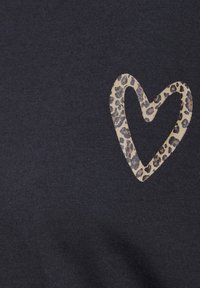 Navy Baumwoll-T-Shirt mit einem Leopardenmuster-Herzdesign in Beige auf der Vorderseite, mit glatter Textur und lässiger Passform.